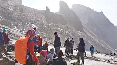 大批登山客被困山上。（互聯網圖片）
