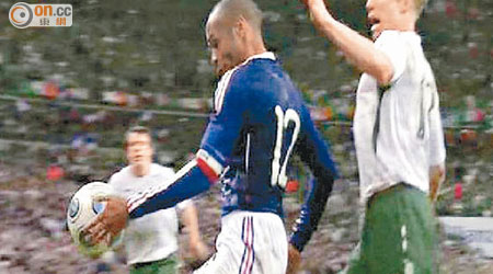 亨利（藍衫）在世盃附加賽的手球圖片。