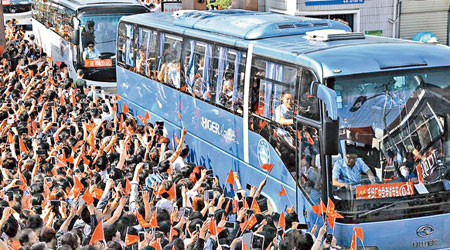 毛坦廠中學安排多輛旅遊巴將學生送往考場，大批家長相送。（互聯網圖片）