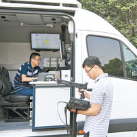 山東濟南的考場外有無線電檢測車以防作弊。（中新社圖片）