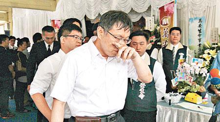 台北市長柯文哲（前）到場向遇害女童家屬致意。（互聯網圖片）