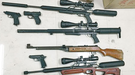 江蘇警方繳獲的部分槍枝。（互聯網圖片）