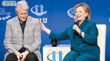 克林頓（左）稱願為希拉妮（右）退出基金會。（資料圖片）