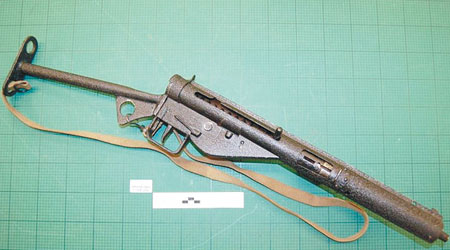 裝修工人在伯戈因寓所發現二戰時期常用的槍械。（互聯網圖片）