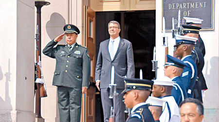 卡特（左二）為范長龍（左一）舉行歡迎儀式。（中新社圖片）