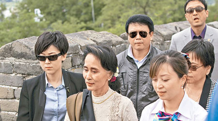 昂山（左二）訪北京慕田峪長城。（中新社圖片）