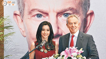 貝理雅（右）曾在北京與李冰冰（左）會面。