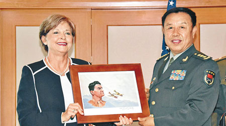 范長龍會見二戰美軍飛虎隊後人代表凱樂威，接受陳納德將軍的畫像。（中新社圖片）