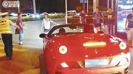 鄭州警方前晚截查一輛涉嫌超速的紅色法拉利。