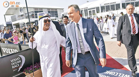 貝理雅（右）與阿拉伯政界過從甚密。圖為他早前與阿聯酋一名高官談笑甚歡。