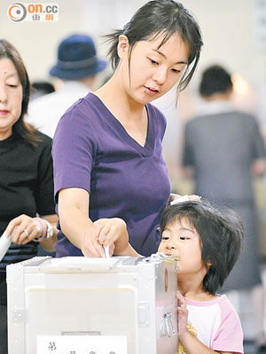 日本參議院通過將投票最低年齡下調至十八歲。（資料圖片）