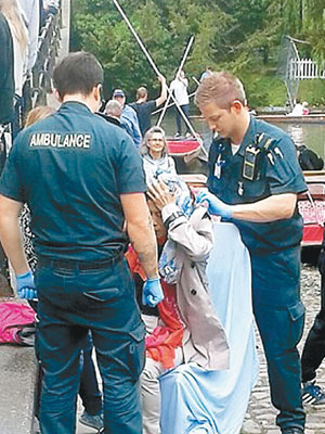 女遊客被金屬撐船篙扑中受傷。（互聯網圖片）