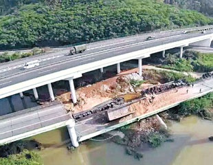 粵公路塌橋 四貨車飛墜五死傷