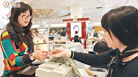 調查指中國遊客購物講即興。（資料圖片）