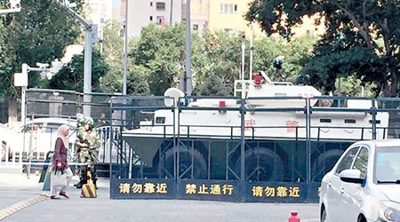 新疆喀什街頭有武警裝甲車設崗。（互聯網圖片）