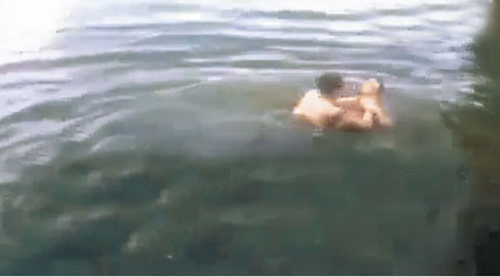 丈夫將妻子壓入水中。（互聯網圖片）