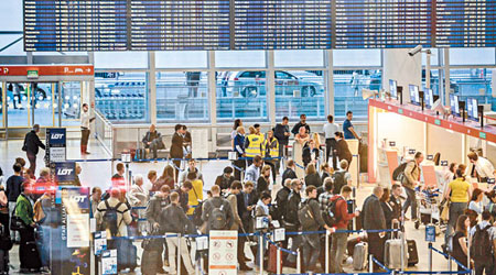 大批旅客被迫滯留機場。（互聯網圖片）