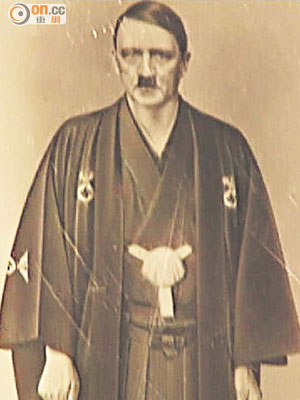 網上近日流傳疑是希特拉身穿日本和服的照片。（黑白圖片）