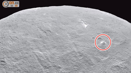 穀神星平坦的表面上有一個「金字塔狀」（圓圈示）的神秘山丘。