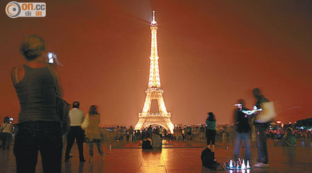 若修訂案獲通過，遊人與巴黎鐵塔「合照」亦可能違反版權法。（資料圖片）