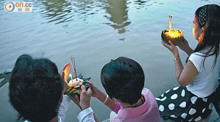 清邁水燈節於十一月舉行，遊客到河上參加放水燈活動。