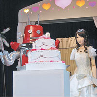 新郎（左）及新娘（右）一起切蛋糕。（互聯網圖片）