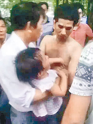 赤裸上身的男子圖抱走女童。（互聯網圖片）