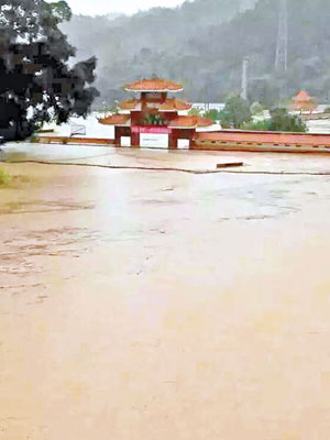 韶關暴雨引發山洪暴發，令當地房屋被淹沒。（互聯網圖片）