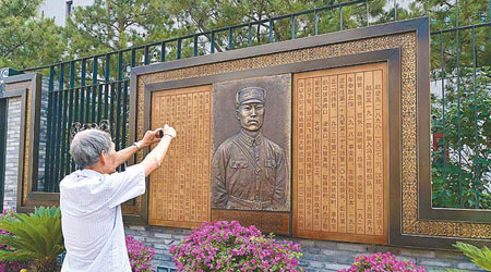 民眾在趙登禹將軍雕塑前拍照。（互聯網圖片）