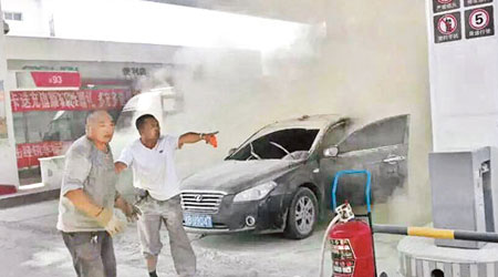 涉事私家車冒出白煙。（互聯網圖片）