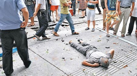 事件中有男子被炸飛倒地。（互聯網圖片）