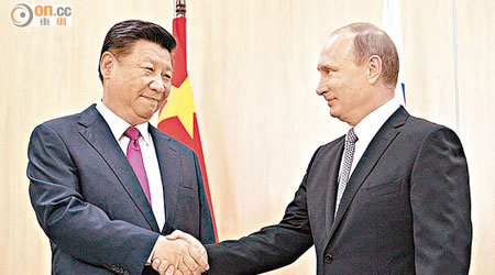 習近平（左）與普京會面時握手。