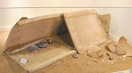 專家在墓中發現石頭，相信用來壓住屍體。（互聯網圖片）