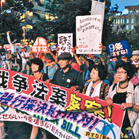 大批民眾在國會外抗議，要求撤回法案。（互聯網圖片）