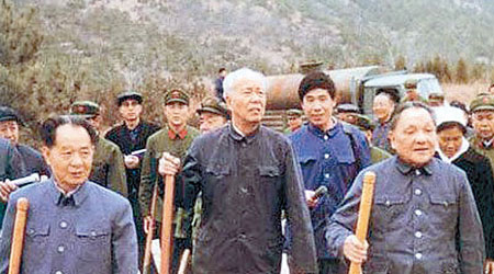 八十年代初，萬里（中）與鄧小平（右）、胡耀邦（左）在北京參加植樹活動。（互聯網圖片）