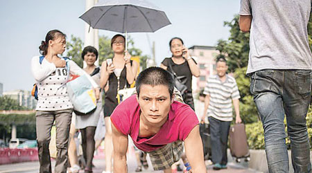 陳升寬在街上爬行尋子。（互聯網圖片）
