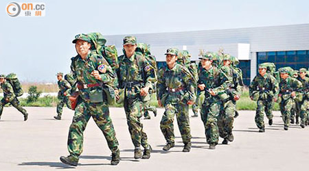 武警正在試穿即將成為軍人隨身鞋履的「小跑鞋」。（互聯網圖片）