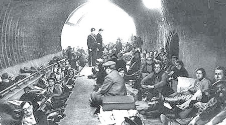 不少人為避開轟炸，被迫躲入地鐵月台。（美聯社黑白圖片）