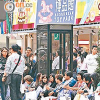 東京街頭不乏中國遊客拿着大袋血拼戰利品的場面。（資料圖片）