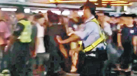 男子被押走時出腳踢向警員。（互聯網圖片）