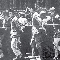 二戰時日軍在中國等地俘虜民眾當勞工。（互聯網黑白圖片）