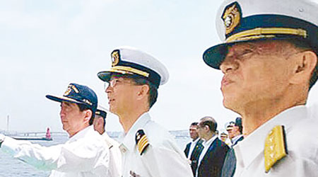 安倍（左）登上日本海上保安廳的巡邏船視察。（互聯網圖片）