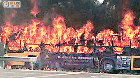 去年八月，一名山東漢不滿社會，縱火燒巴士。
