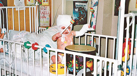 皮扎年幼時在病床上，已展示出打鼓才華。（互聯網圖片）