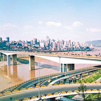 長江大橋有五十五米高。（互聯網圖片）