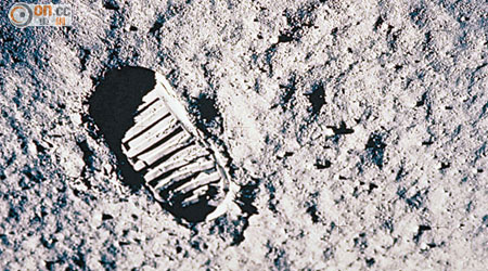 杭思朗和艾德靈成功登陸月球，開創人類登月史。