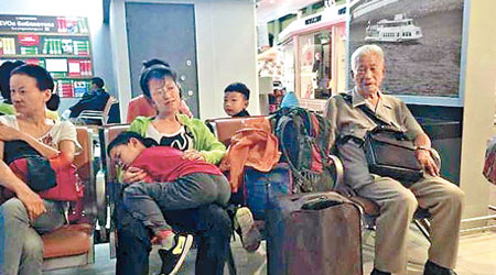 大批中國旅客滯留於莫斯科機場。（互聯網圖片）