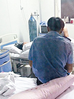 警員在病房內替被打女醫生錄口供。（互聯網圖片）