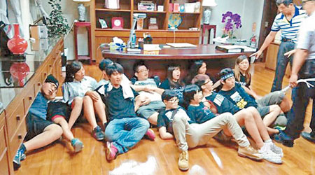 多名學生進入教育部部長辦公室並躺在地上。（互聯網圖片）