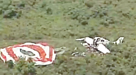 飛機附設的降落傘打開後散落地上。（互聯網圖片）